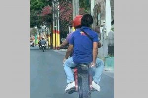 Mau ketawa tapi kasihan, 11 momen lucu orang nggak sadar lagi kena sial ini ada-ada aja aksinya