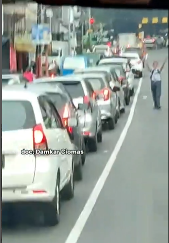 Aksi heroik pelajar buka jalan untuk mobil damkar yang terjebak kemacetan 