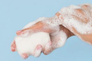 Lebih aman dan antiiritasi, ini cara mudah membuat sabun mandi dari bahan alami
