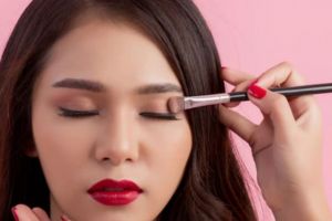 Cuma butuh 2 bahan, ini cara membuat eyeshadow yang pigmented dan tahan lama sendiri di rumah