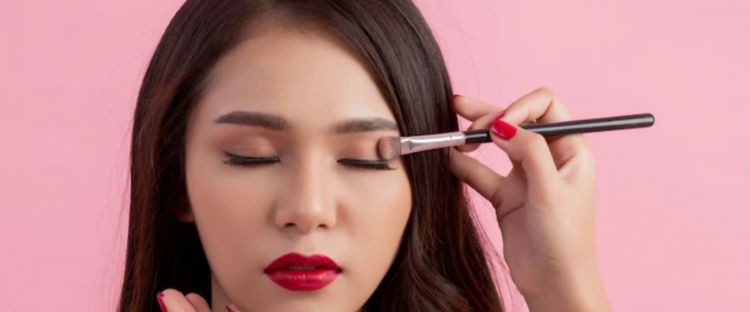 Cuma butuh 2 bahan, ini cara membuat eyeshadow yang pigmented dan tahan lama sendiri di rumah