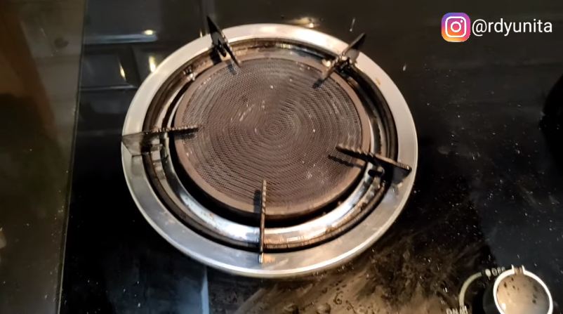 Cara mudah bersihkan kerak burner kompor tanam, jadi kinclong seperti baru