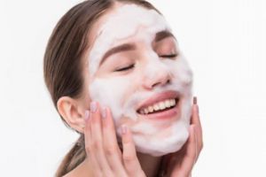 Hanya pakai 3 bahan, begini cara membuat facial wash sendiri agar wajah kenyal dan kinclong