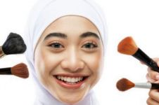 Cuma pakai 1 produk skincare, ini cara menghilangkan noda makeup di hijab dengan mudah