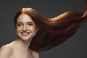 Cuma pakai es batu, begini trik membuat rambut tampak halus dan berkilau