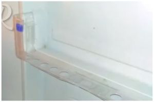 Tak usah ganti baru, ini cara simpel memperbaiki rak telur di kulkas yang pecah