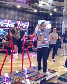 Luwesnya bapak-bapak ini main game dance Pad Pump It Up di mal, aksinya auto viral