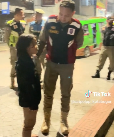 Aksi Satpol PP borong dagangan bocah penjual es saat razia ini bikin haru, banjir pujian warganet