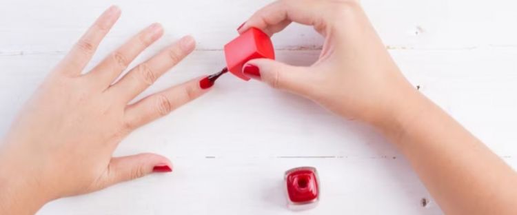 Hanya pakai 2 bahan, begini cara membuat kutek sendiri dengan hasil pigmented