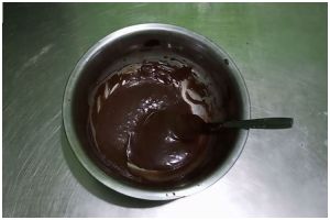 Cara menyimpan sisa cokelat yang sudah dicairkan supaya tidak menggumpal saat dimasak kembali