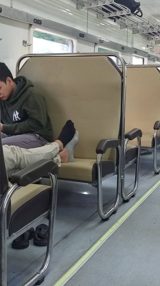 13 Tingkah nyeleneh orang pakai kaus kaki ini antara modis atau kere-aktif 