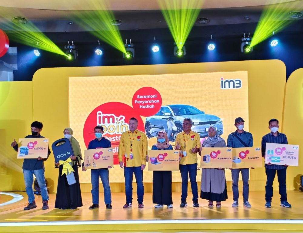 Indosat Ooredoo Hutchison serahkan hadiah pemenang IMPoin dari gadget sampai mobil listrik