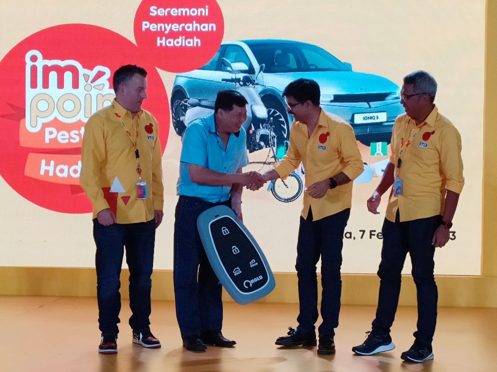Indosat Ooredoo Hutchison serahkan hadiah pemenang IMPoin dari gadget sampai mobil listrik