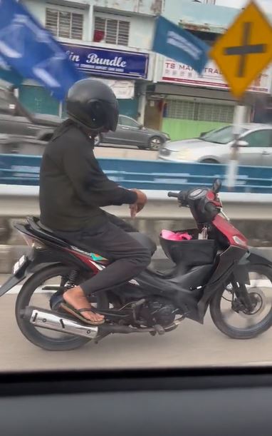 Viral aksi pengendara sepeda motor 'gaib' terekam di jalan raya, warganet: skill atau editan?