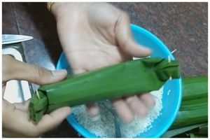 7 Cara jitu membungkus lontong daun pisang agar rapi, padat, dan tak mudah sobek