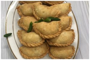 Trik menggoreng pastel agar tidak menyerap banyak minyak dan warnanya nggak belang-belang