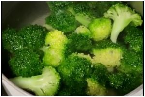 Tambahkan 3 bahan dapur, ini trik jitu merebus brokoli agar tetap renyah dan hijau