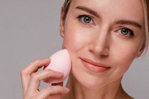 Bukan diseret, begini 7 cara menggunakan spons atau beauty blender yang benar