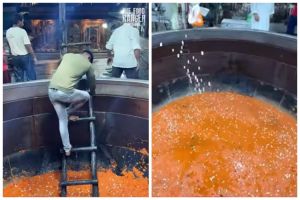 Masakan India ini raksasa, tangga sampai masuk panci