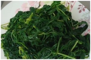 Tanpa soda kue, ini trik merebus daun singkong agar tetap hijau dan empuk