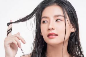 Cuma butuh 5 menit, ini trik mengatasi rambut lepek tanpa keramas hanya pakai 1 produk bayi