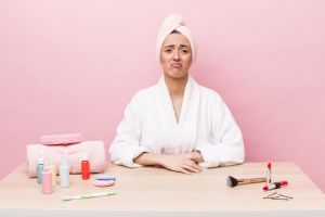 7 Trik mengatasi makeup cakey dan creasing, hindari gunakan terlalu banyak produk