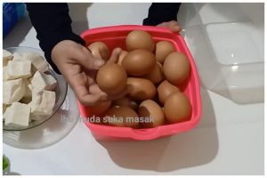 Jangan letakkan di rak pintu kulkas, ini cara aman menyimpan telur agar awet dan kualitasnya terjaga