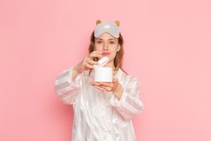 7 Kelebihan memakai sleeping mask setelah krim malam bagi oily skin, bantu kurangi minyak pada wajah