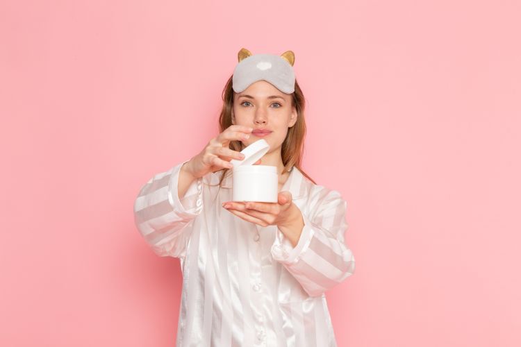 7 Kelebihan memakai sleeping mask setelah krim malam bagi oily skin