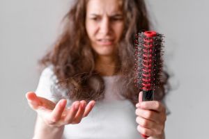 Cukup pakai 1 bahan dapur, ini cara mudah atasi ketombe dan rambut rontok