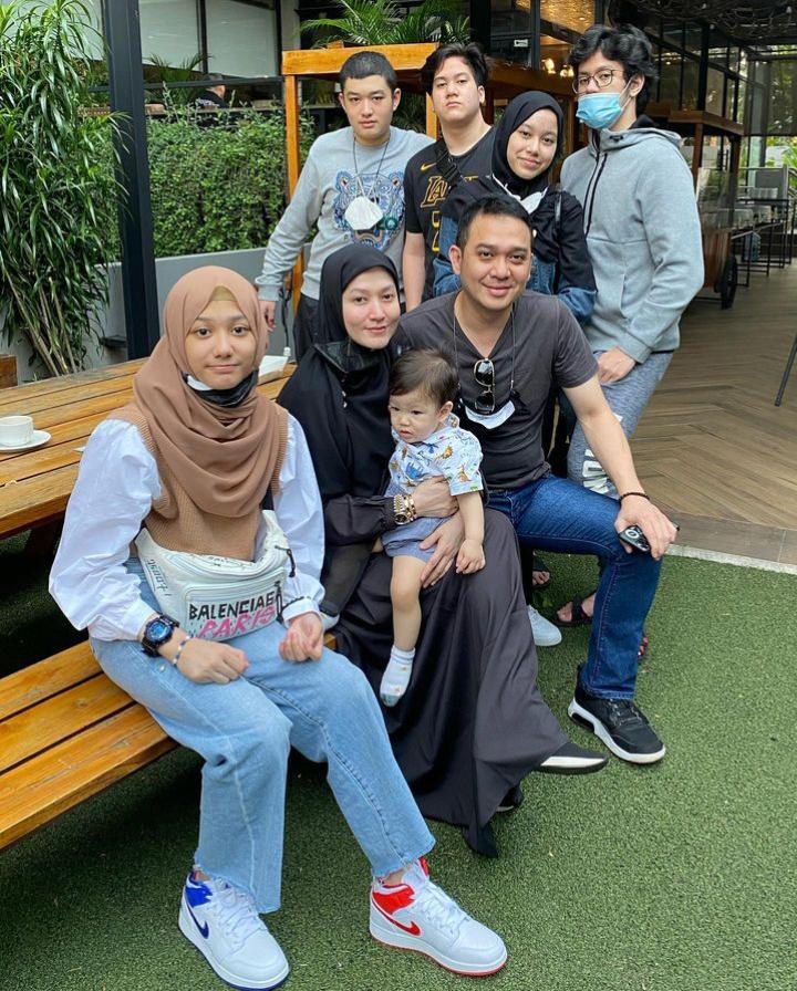 Awet muda meski punya enam anak, intip 9 momen kebersamaan Lyra Virna dan buah hati yang bak bestie