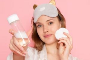 Hanya pakai 3 bahan alami, ini cara membuat micellar water agar wajah bersih dan lembap