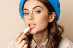 Bukan dibuat jadi ombre lips, ini trik gunakan lipstik warna nude agar riasan tak pucat