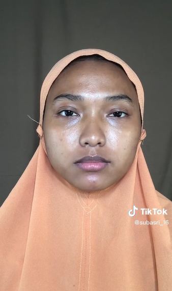 Transformasi wanita berhijab berkulit sawo matang usai berias ini bak Barbie, gayanya badass banget