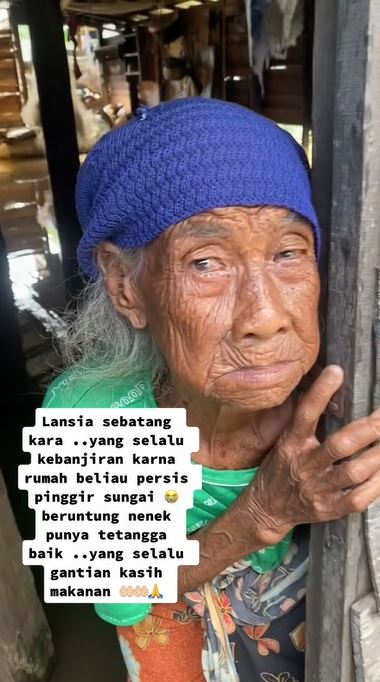 Nenek ini berjuang bertahan di rumah yang kebanjiran, penampakannya bikin warganet terenyuh