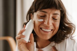 7 Rekomendasi sunscreen untuk kulit berminyak, harga mulai dari Rp 30 ribuan