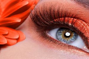 Nggak perlu pakai eye primer, begini trik membuat eyeshadow lebih pigmented pakai 2 produk makeup