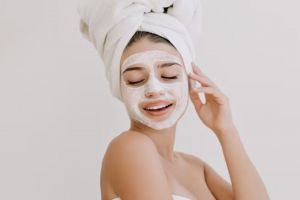Bikin wajah putih dan glowing, ini cara membuat masker untuk atasi kulit gelap pakai 2 bahan alami