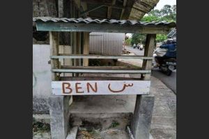 11 Tulisan nyeleneh di spanduk penjual bensin eceran ini bacanya bikin nyengir, nggak ngerti lagi deh