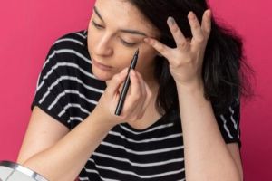 Jangan dihapus pakai micellar water, ini trik atasi eyeliner bleber hanya butuh 1 alat rumahan