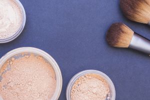 9 Rekomendasi bedak tabur untuk kulit sensitif, harga di bawah Rp 50 ribu