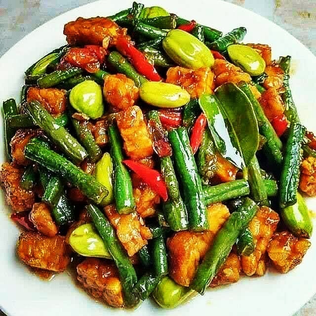 The recipe for stir-frying long bean petai is delicious, savory and appetizing