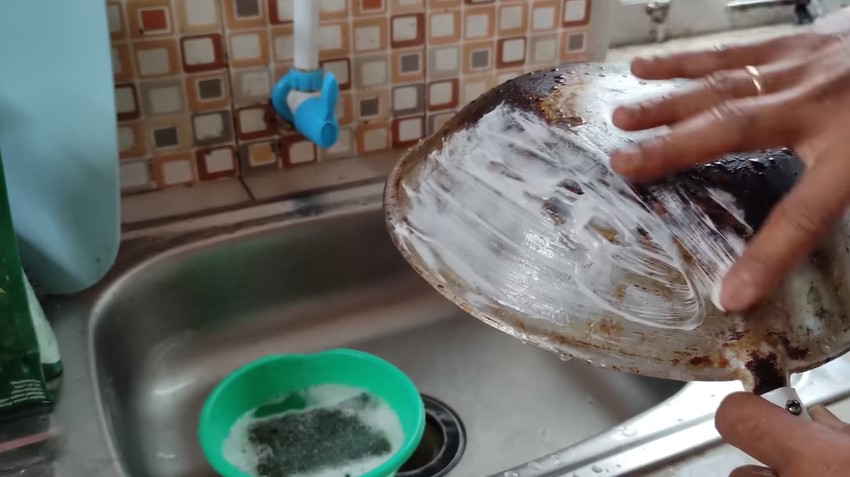 Tak perlu baking soda dan cuka, ini cara bersihkan kerak gosong di pantat panci pakai satu bahan