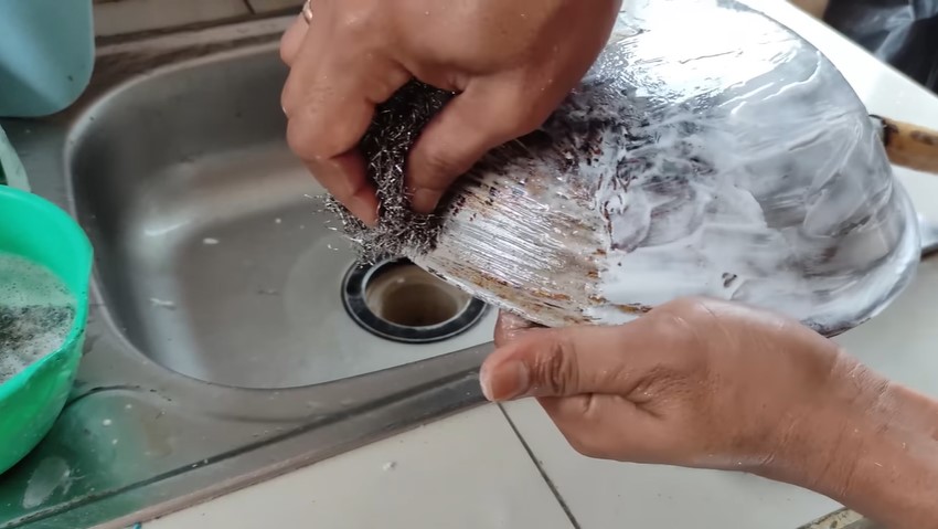 Tak perlu baking soda dan cuka, ini cara bersihkan kerak gosong di pantat panci pakai satu bahan