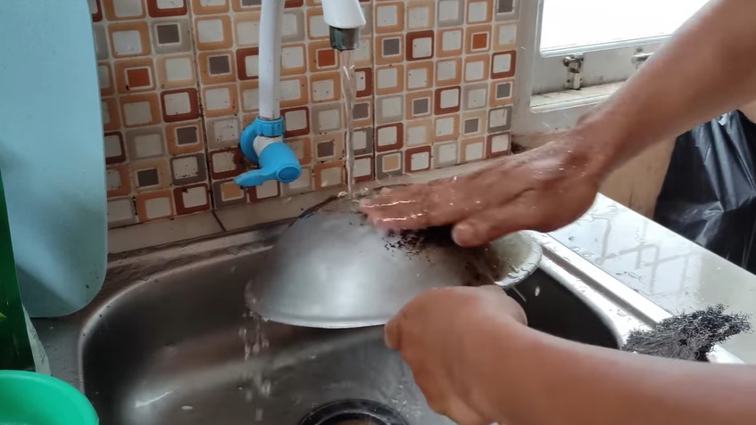 Tak perlu baking soda dan cuka, ini cara bersihkan kerak gosong di pantat panci pakai satu bahan