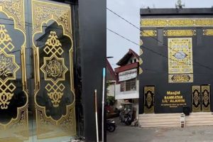 Viral masjid tengah gang kampung berbentuk kabah, penampakan dalamnya bernuansa emas