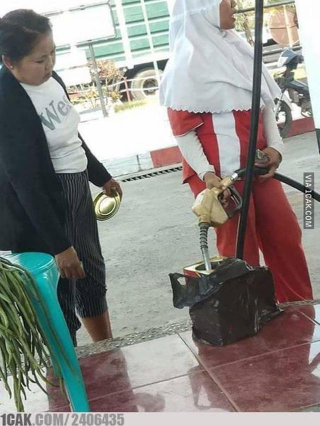11 Momen lucu cewek saat isi bensin di SPBU, ada-ada aja tingkah nyelenehnya