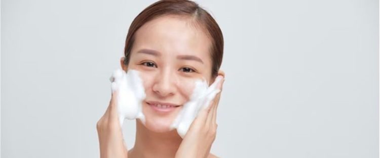 9 Rekomendasi skincare double cleansing set untuk kulit berminyak