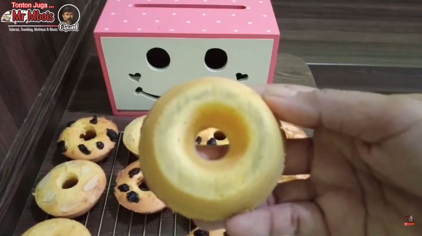 Bukan dengan sabun, ini trik bersihkan loyang kue sebelum digunakan cuma pakai 1 bahan dapur