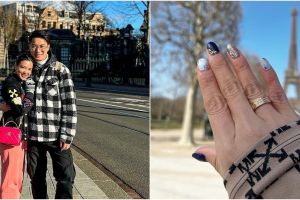 Pamer cincin tunangan, intip 7 momen Wika Salim dilamar kekasih di depan Menara Eiffel